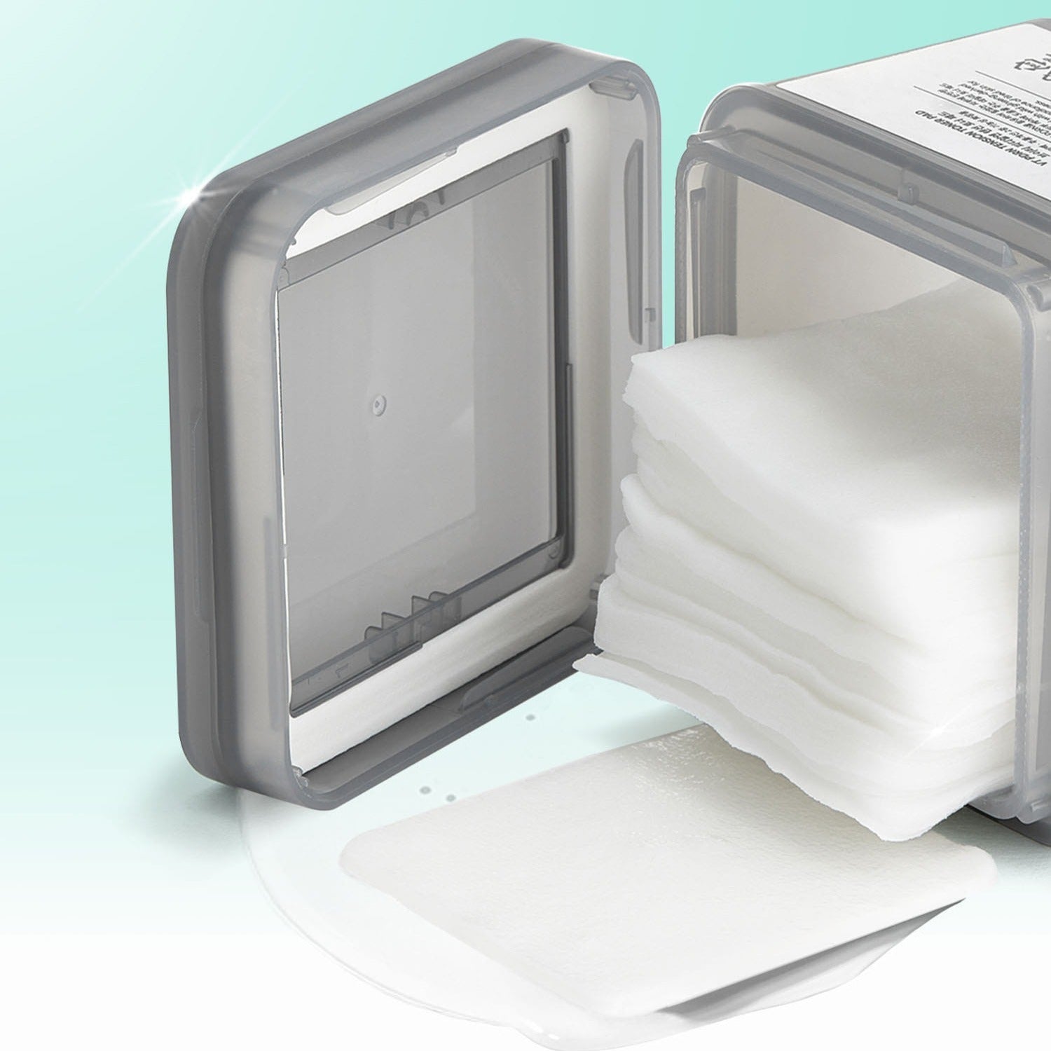 Décris l'image en français : VT COSMETICS PDRN Tension Toner Pads 60 Sheets de VT Cosmetics, pads blancs ouverts sur fond bleu.