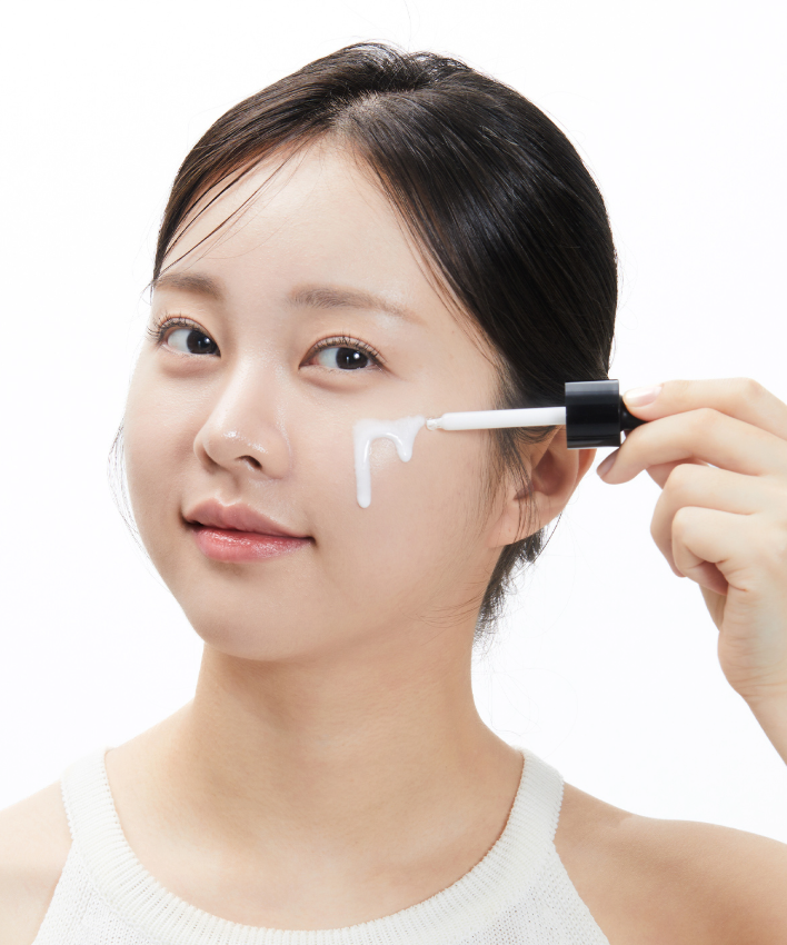 Décris l'image en français en mentionnant le produit, la marque et le contexte visuel : VT COSMETICS  R5 PDRN Firming Ampoule 30ml