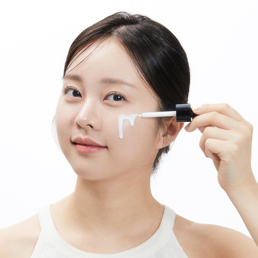 Décris l'image en français en mentionnant le produit, la marque et le contexte visuel : VT COSMETICS  R5 PDRN Firming Ampoule 30ml