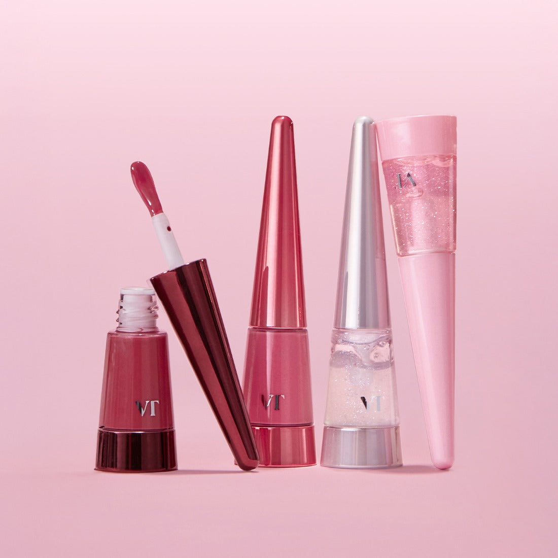 VT COSMETICS  Reedle Shot Lipp Plumper 4.3g, flacons et tubes rosés sur fond rose, produit VT Cosmetics