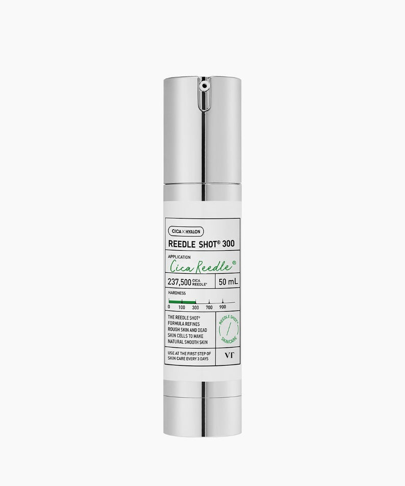 VT COSMETICS Reedle Shot®, flacon cosmétique argenté sur fond blanc, marque VT Cosmetics en gros plan.