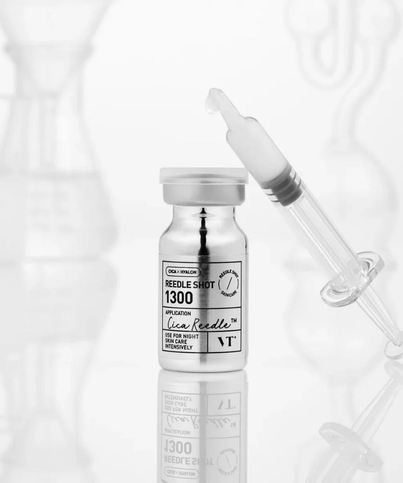 VT COSMETICS Riddle Shot 1300 8ml : sérum en flacon et seringue, contexte visuel cosmétique en studio blanc.