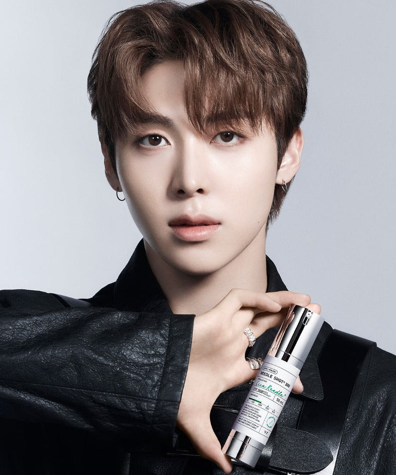 VT COSMETICS  Riddle Shot 300 50ml, flacon cosmétique sur fond clair avec un mannequin cheveux bruns, style photo beauté.