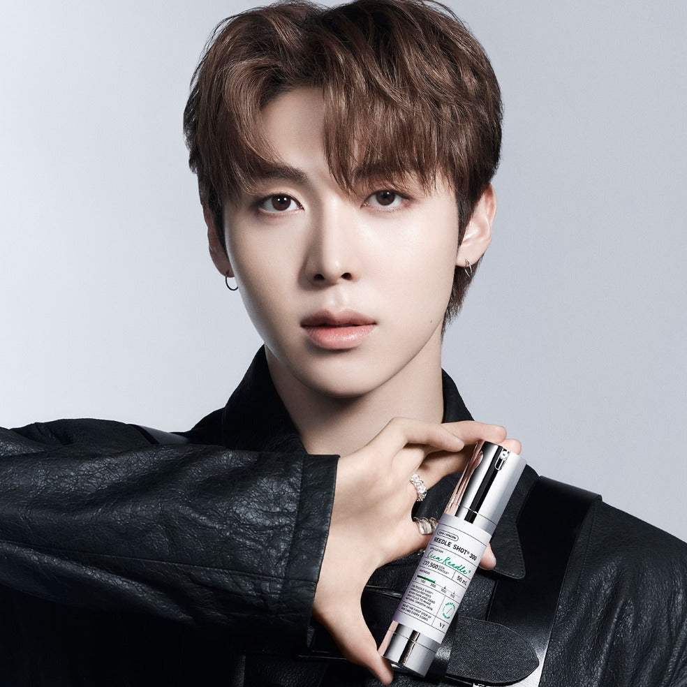 VT COSMETICS  Riddle Shot 300 50ml, flacon cosmétique sur fond clair avec un mannequin cheveux bruns, style photo beauté.