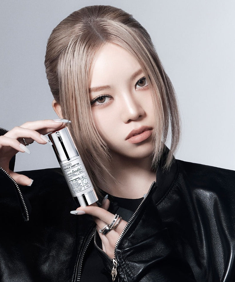 VT COSMETICS  Riddle Shot 700 30ml, photo du flacon de la marque VT Cosmetics avec femme posant, fond studio.