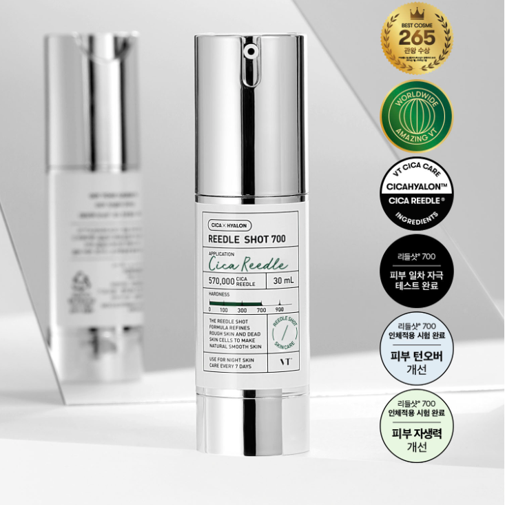 Décris l'image en français : VT COSMETICS  Riddle Shot 700 30ml, sérum en flacon argenté sur fond clair, pack produit VT.