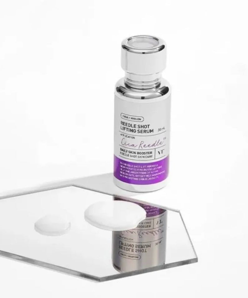 VT COSMETICS Riddle Shot Lifting Serum 30ml, flacon sur support avec sérum blanc, fond clair, marque en contexte beauté.