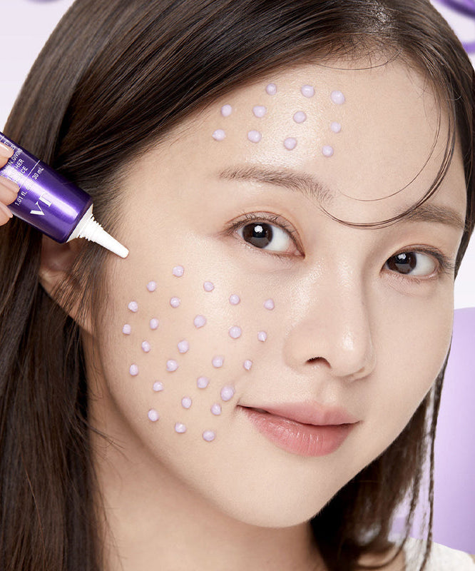 Application de VT COSMETIC Bakuchiol Riddle Shot Cream 30ml sur le visage, soins de la peau élégants et efficaces.