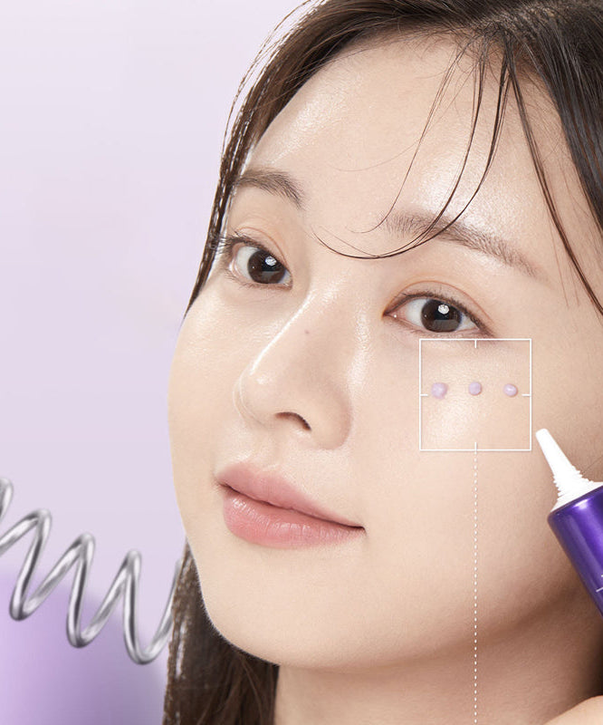 Jeune femme utilisant de la crème VT COSMETIC Bakuchiol Riddle Shot Cream 30ml sur le visage, montrant une application de soin."