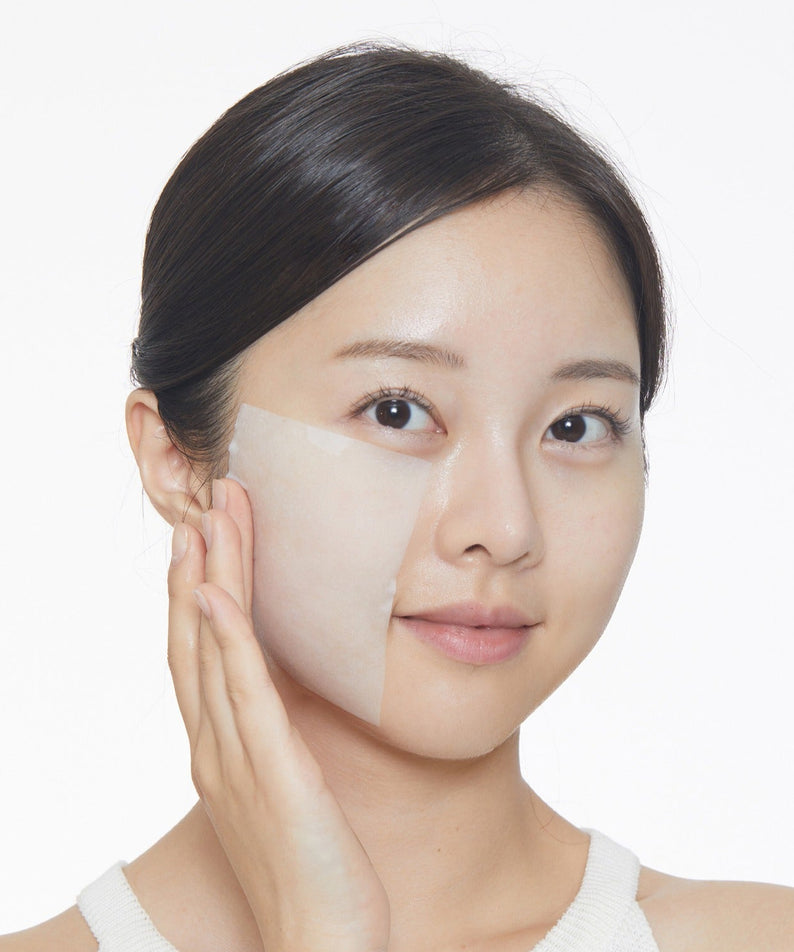 Femme appliquant le VT COSMETIC Cryo Ice Skin Pack 210g sur son visage pour un soin rafraîchissant.