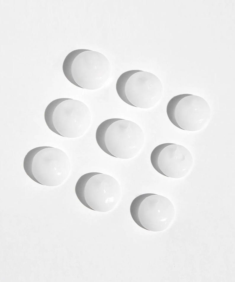 VT COSMETIC Garlic AC Riddle Shot Spot Cream 15ml, texture crémeuse blanche en gouttes individuelles sur fond blanc.