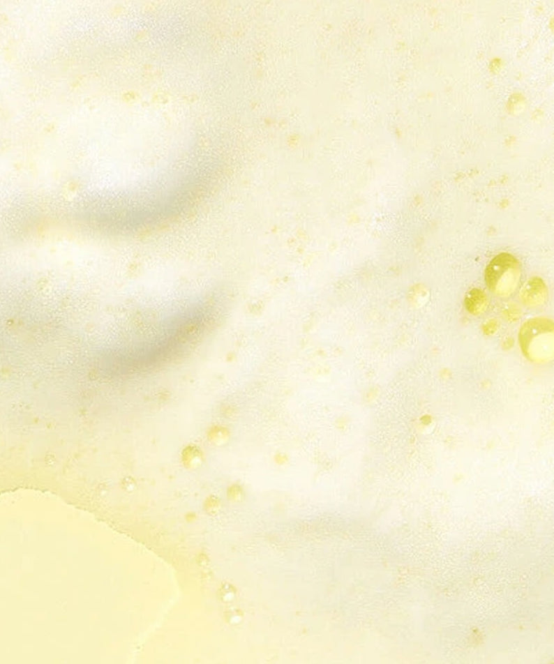 Texture du VT COSMETIC Niacinamide Glutathione Yellow Microbubble Serum 70ml, bulles jaunes visibles sur fond clair.