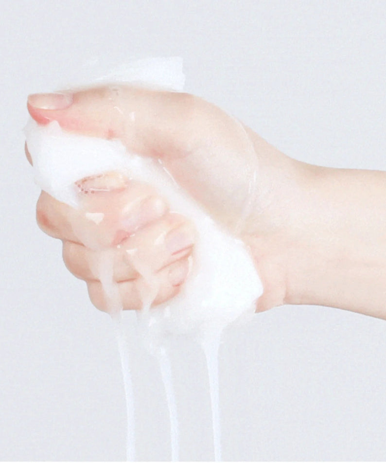 Mousse blanche dans une main, représentant la texture du VT COSMETIC PDRN Daily Mask 30 Sheets