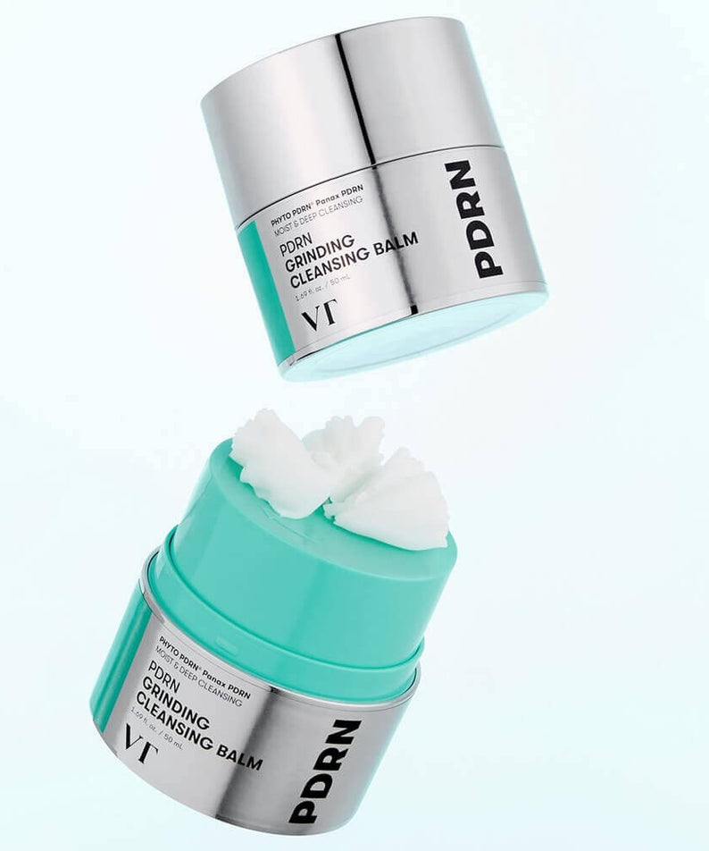 Produit cosmétique VT COSMETIC PDRN Grinding Cleansing Balm 50ml, deux pots ouverts montrant le baume nettoyant sur fond bleu clair.