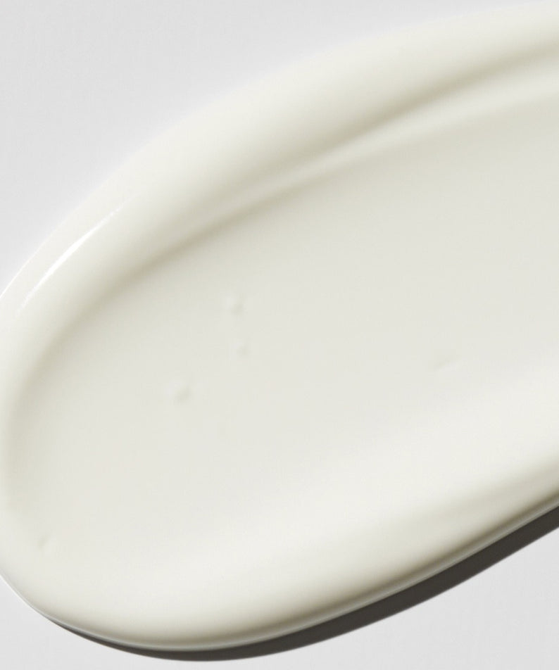 Texture de la crème VT COSMETIC PDRN Moist Tone-Up Sun Essence 50g, protection solaire hydratante