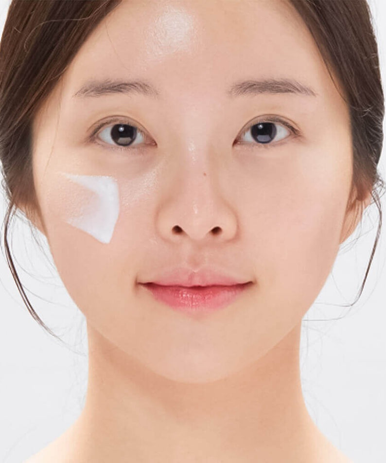 Application de VT COSMETIC PDRN Moist Tone-Up Sun Essence RX 60ml sur le visage, hydratation et protection solaire visibles