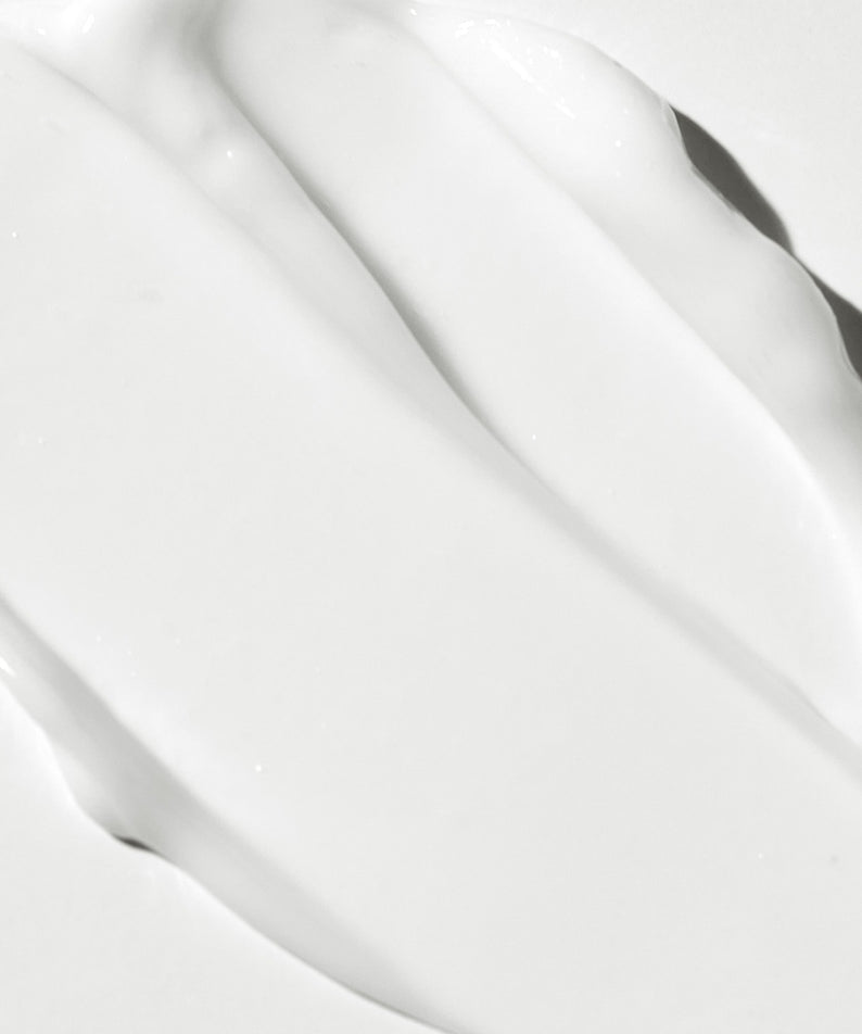 Texture de la crème VT COSMETIC PDRN Riddle Shot Cream 50ml, montre une application lisse et nourrissante sur la peau.