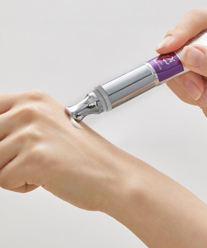 Application du VT COSMETIC Riddle Shot Lifting Vibration Eye Cream 15ml sur la main, démonstration de la texture et de l’applicateur.