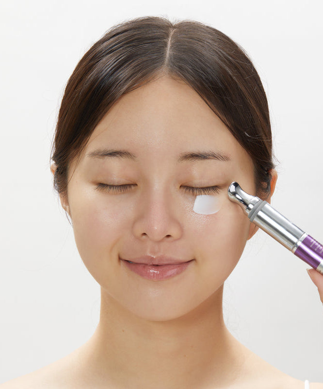 Femme utilisant VT COSMETIC Riddle Shot Lifting Vibration Eye Cream 15ml pour soin des yeux