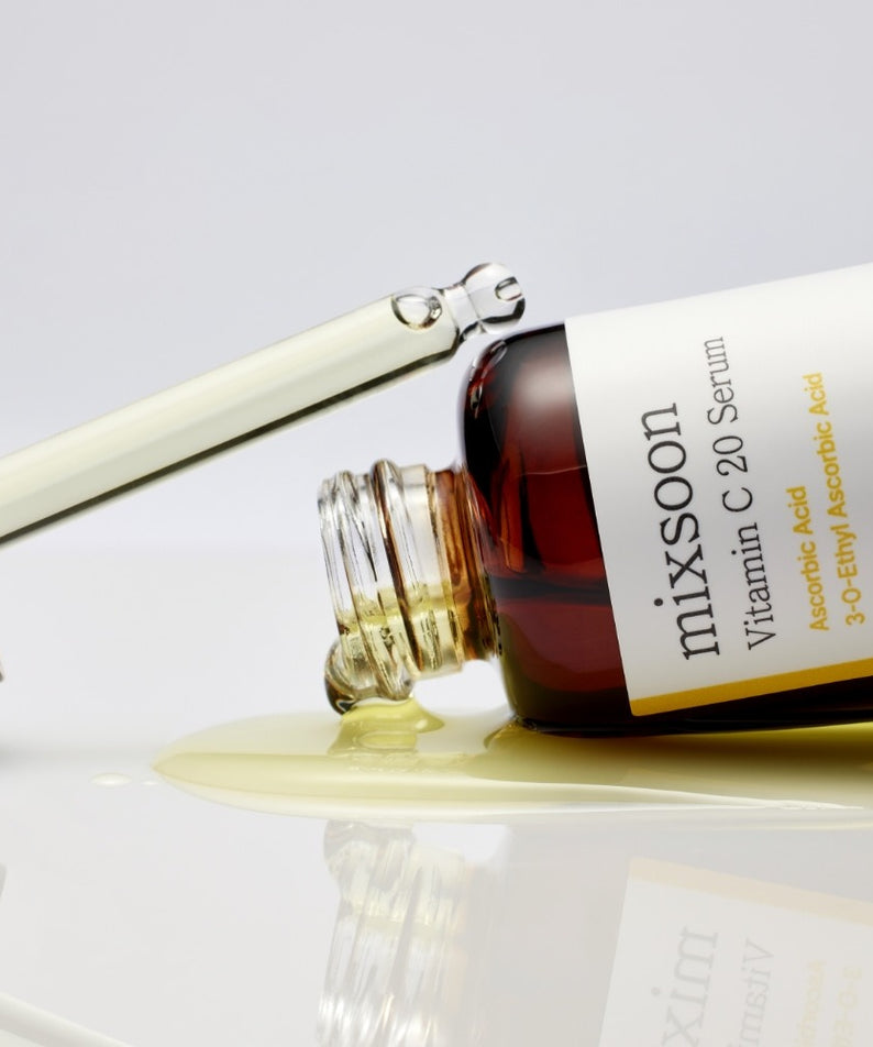 Sérum MIXSOON Vitamin C 20 10ml avec pipette et liquide vitaminé sur surface blanche.