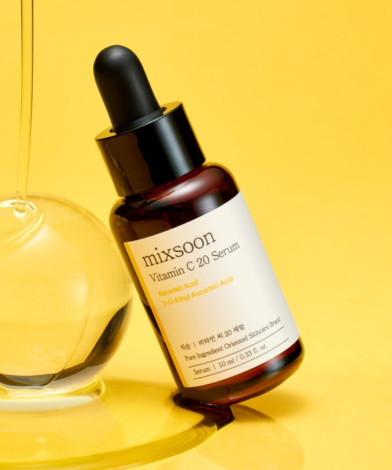 MIXSOON Vitamin C 20 Serum 10ml, flacon avec pipette sur fond jaune lumineux, sérum beauté éclat.