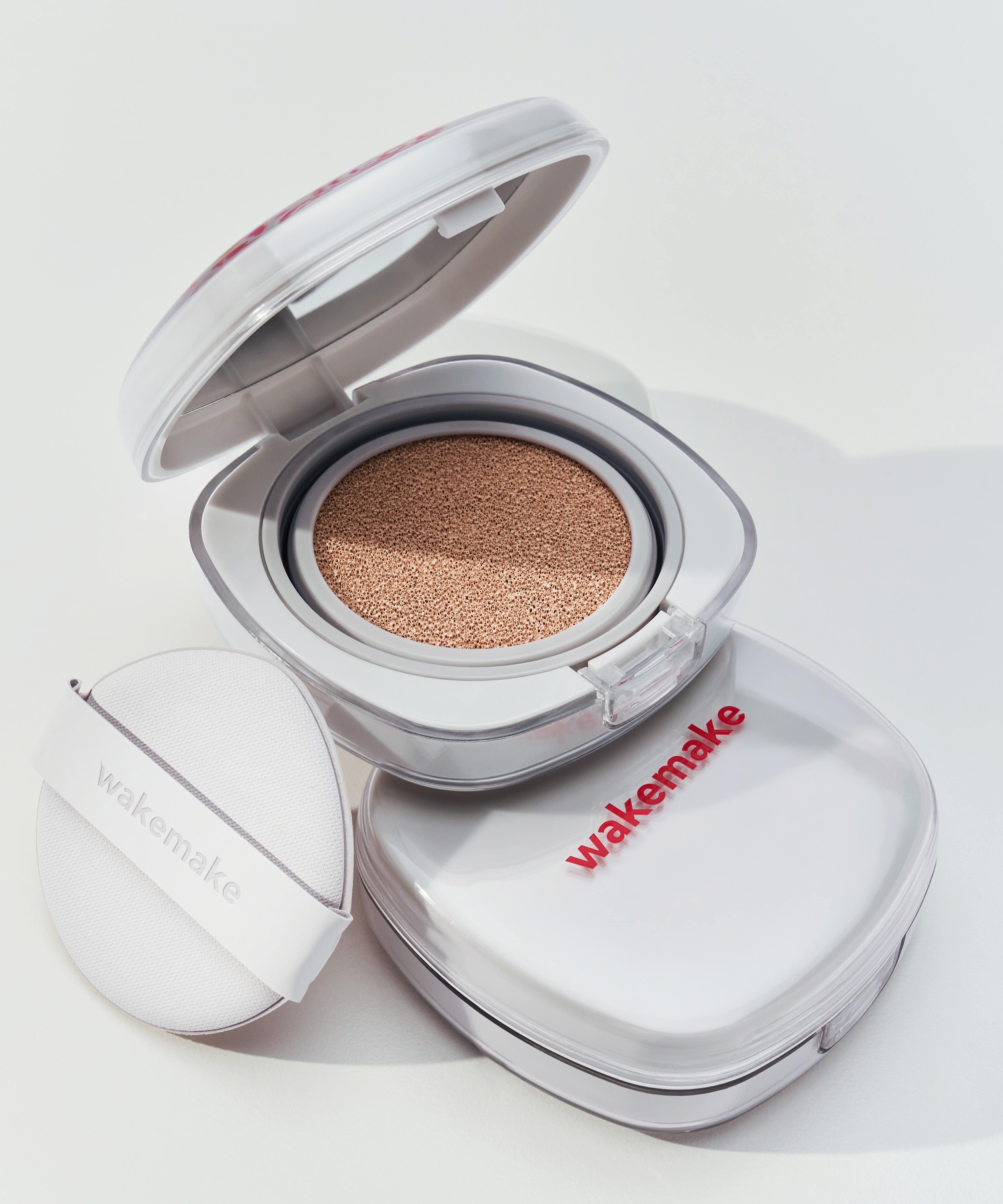 WAKE MAKE Seamless Wear Cushion 15g, fond de teint compact élégant, texture légère, finition naturelle, boîte ouverte, maquillage coréen.