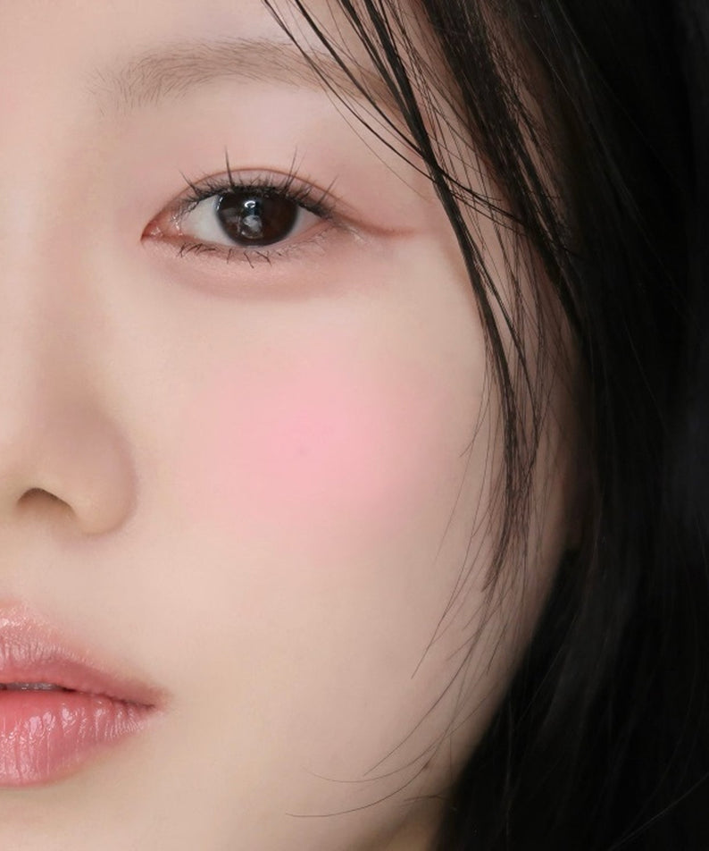 Visage avec effet maquillage WAKE MAKE Sheer Breeze Blusher 5g, frais et rose sur les joues.