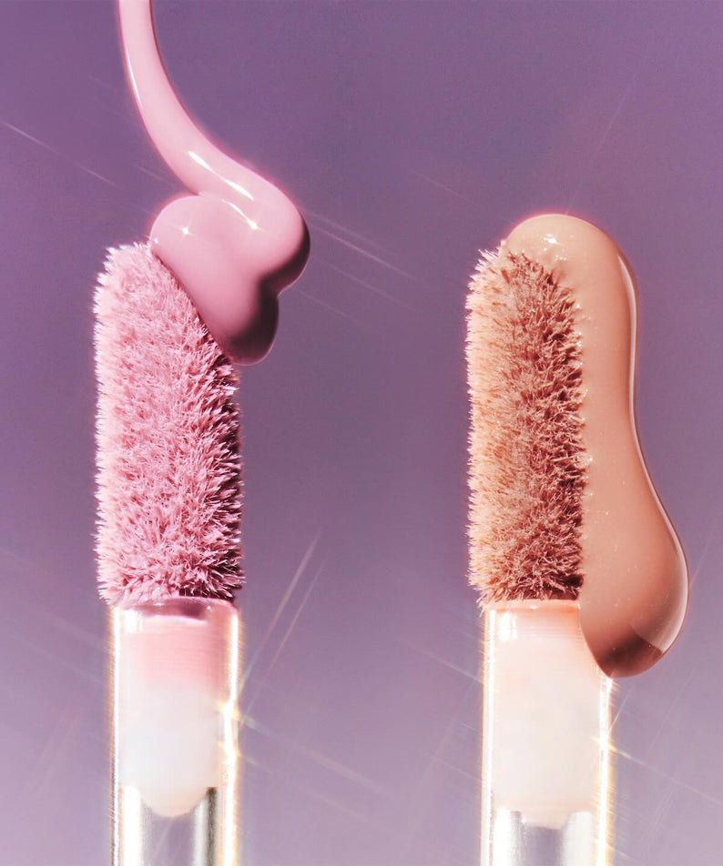 Deux nuances de WAKE MAKE Sheer Glow Liquid Blusher 7g en tubes, couleur rose et beige, sur fond violet élégant.
