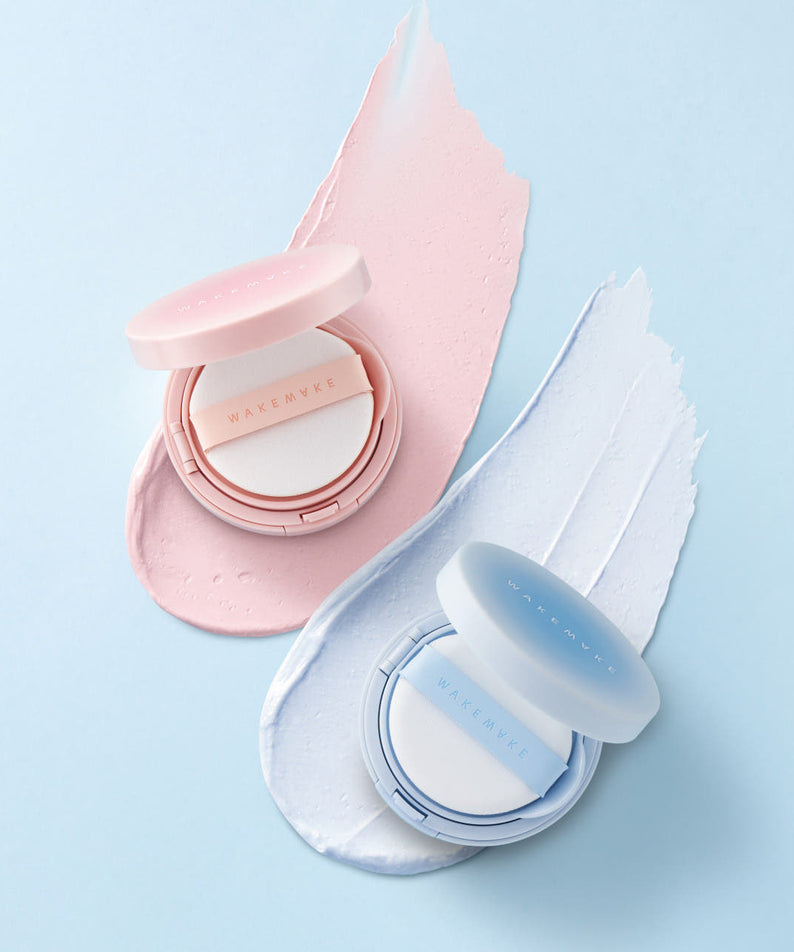WAKE MAKE Stay Fixer Smooth Primer Balm 10g, deux baumes de teinte rose et bleue, posés sur un fond pastel, parfaits pour une application douce.