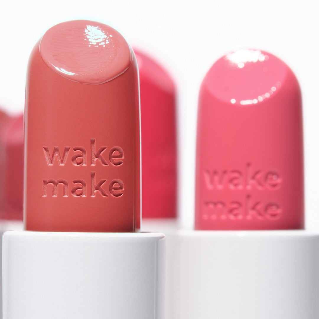 WAKEMAKE Healthy Glow Balm Sticks : baumes bâton rose, gros plan sur produit et marque Wakemake, fond blanc, cosmétique