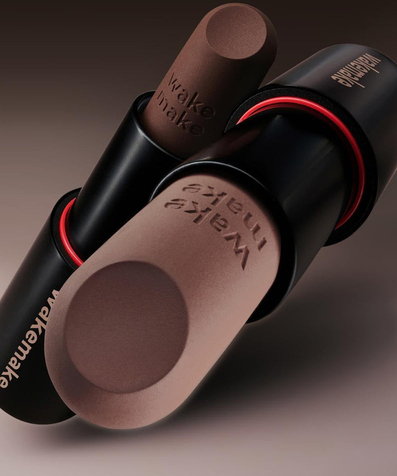 WAKEMAKE Soft Blurring Balm Stick : baume floutant de la marque WAKEMAKE, présenté en stick maquillage sur fond sombre.