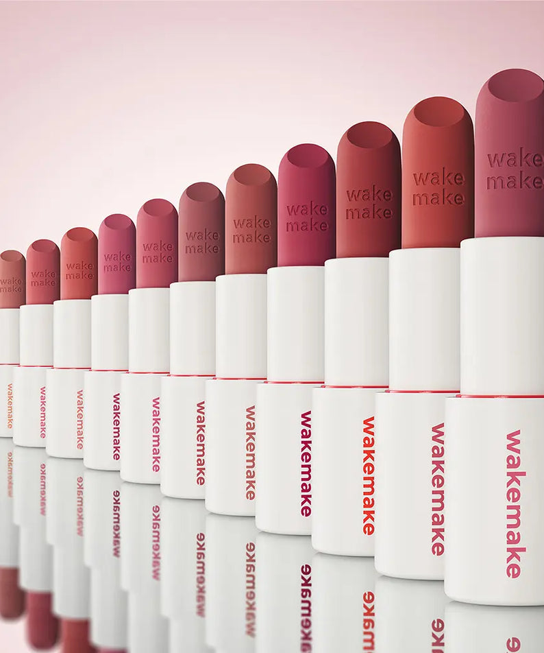 WAKEMAKE Soft Blurring Balm Stick de WAKEMAKE, rangée de baumes roses sur fond clair, packshots produit.