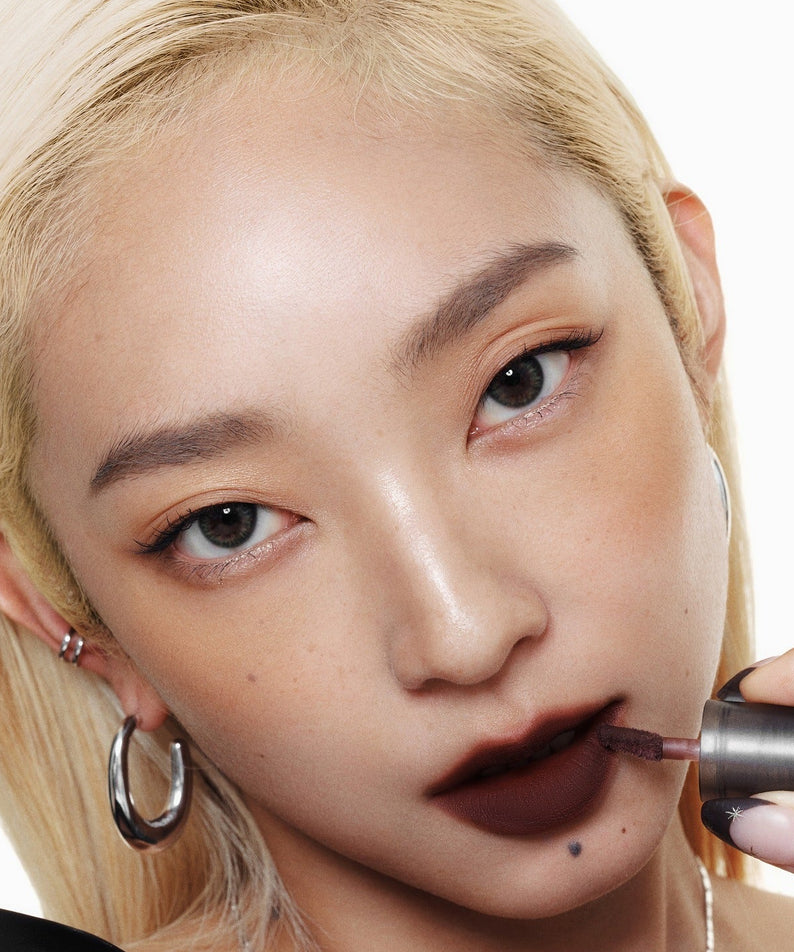 WAKEMAKE Soft Blurring Balm Stick, maquillage sur lèvres, tenue de la marque, gros plan sur le visage maquillé
