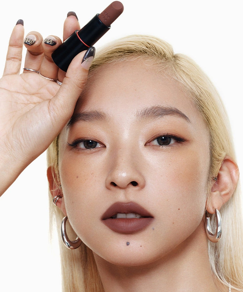 WAKEMAKE Soft Blurring Balm Stick de la marque WAKEMAKE, maquillage visage sur fond blanc, stick noir et modèle