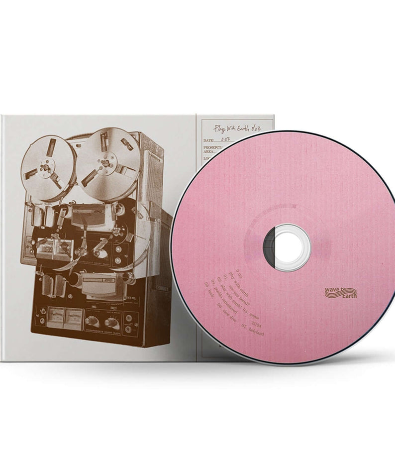 WAVE TO EARTH - [play with earth! 0.03] - Album Kpop : pochette CD rose, studio, avec le visuel de WAVE TO EARTH