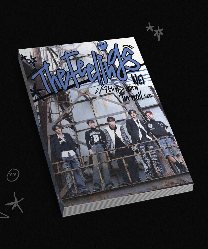 WEI - 7th Album [The Feelings] (Turmoil ver.) - Album Kpop : couverture cartonnée sur fond noir, style urbain