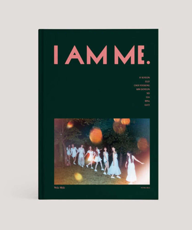 WEKI MEKI - 5TH [I AM ME.] - Album Kpop, jaquette verte, groupe sur scène la nuit, ambiance féerique, marque WEKI MEKI.