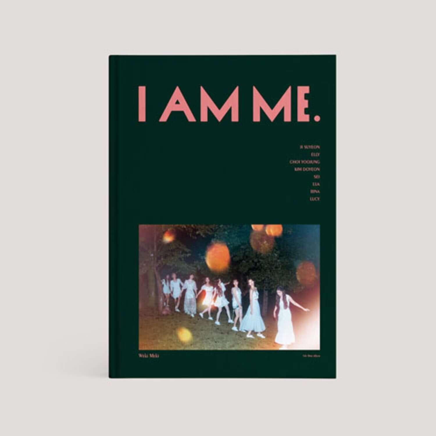 WEKI MEKI - 5TH [I AM ME.] - Album Kpop, jaquette verte, groupe sur scène la nuit, ambiance féerique, marque WEKI MEKI.