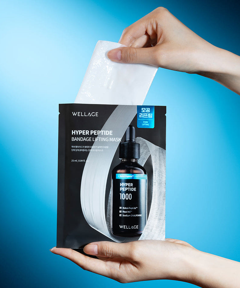 WELLAGE  Hyper Peptide Bandage Lifting Mask 25mlx5 sheets : main tenant le masque et le pack sur fond bleu.