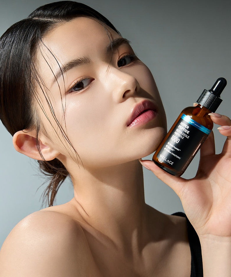 WELLAGE Hyper Peptide Botulinum Ampoule 50ml : sérum anti-âge en flacon, femme appliquant le produit, fond studio.
