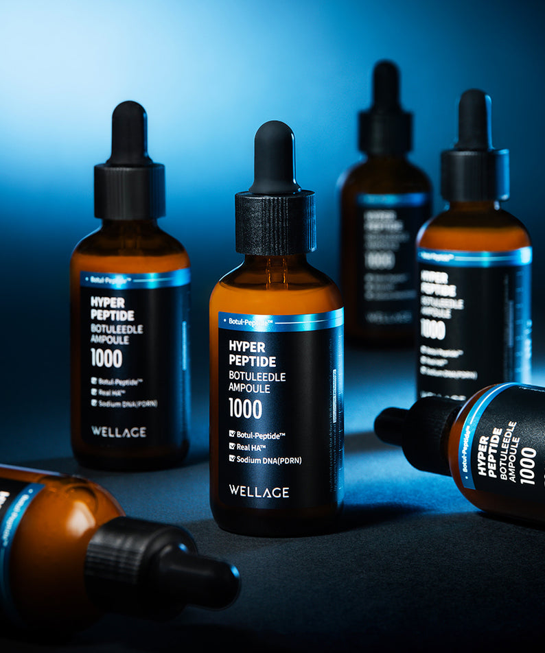 WELLAGE Hyper Peptide Botulinum Ampoule 50ml, flacons de sérum WELLAGE sur fond bleu, présentation produit cosmétique.