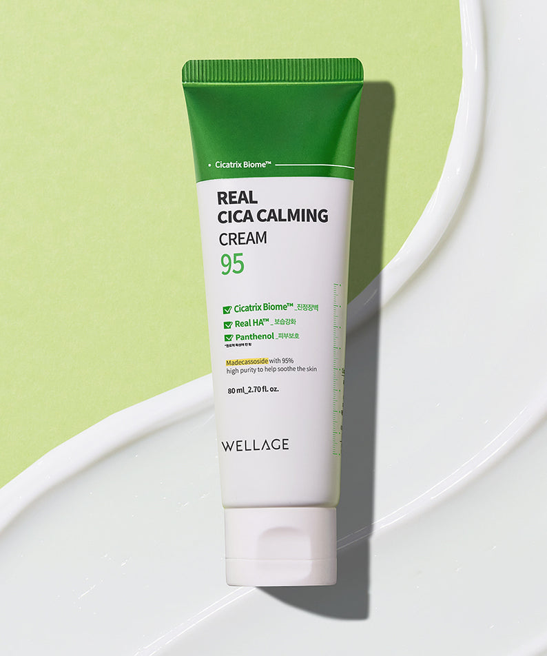 Décris l'image en français : WELLAGE Real Cica Calming 95 Cream 80ml, tube vert, crème apaisante sur fond blanc/vert.