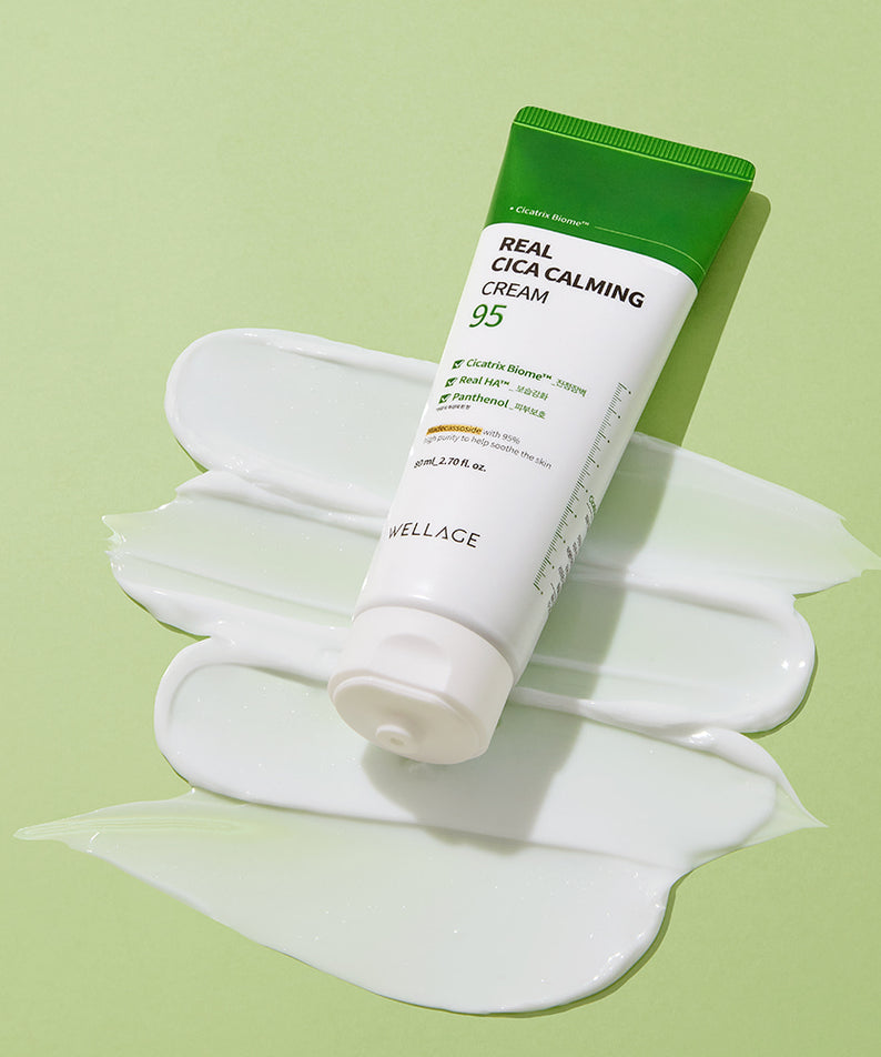 WELLAGE Real Cica Calming 95 Cream 80ml sur crème blanche, flacon WELLAGE et contexte vert en studio