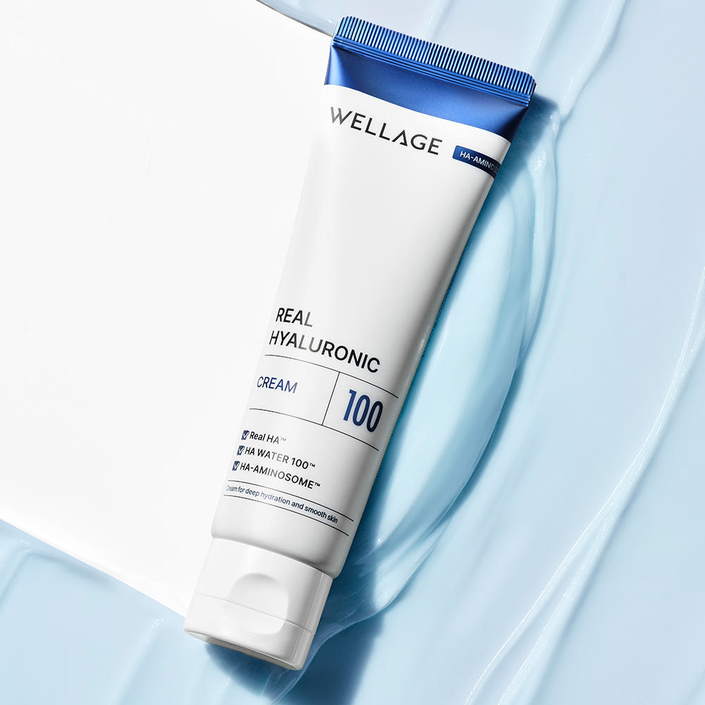 WELLAGE Real Hyaluronic 100 Cream 80ml en tube sur fond bleu, crème hydratante visible, marque WELLAGE