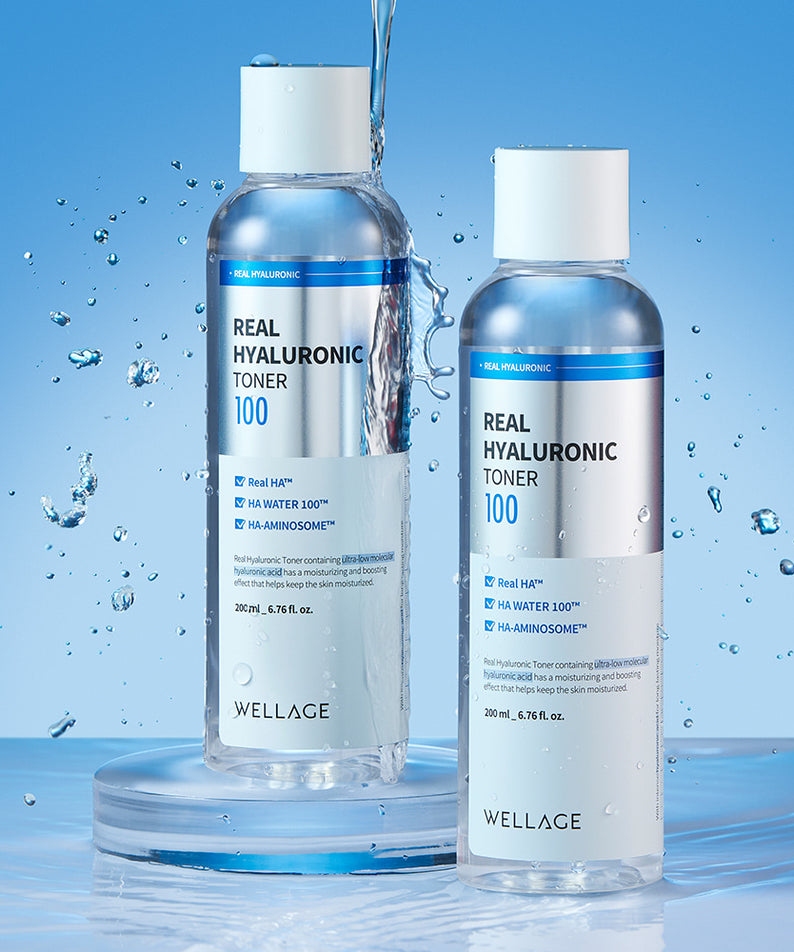 WELLAGE Real Hyaluronic 100 Toner 200ml, flacons sur fond bleu avec éclaboussures d’eau, photo produit marque WELLAGE.