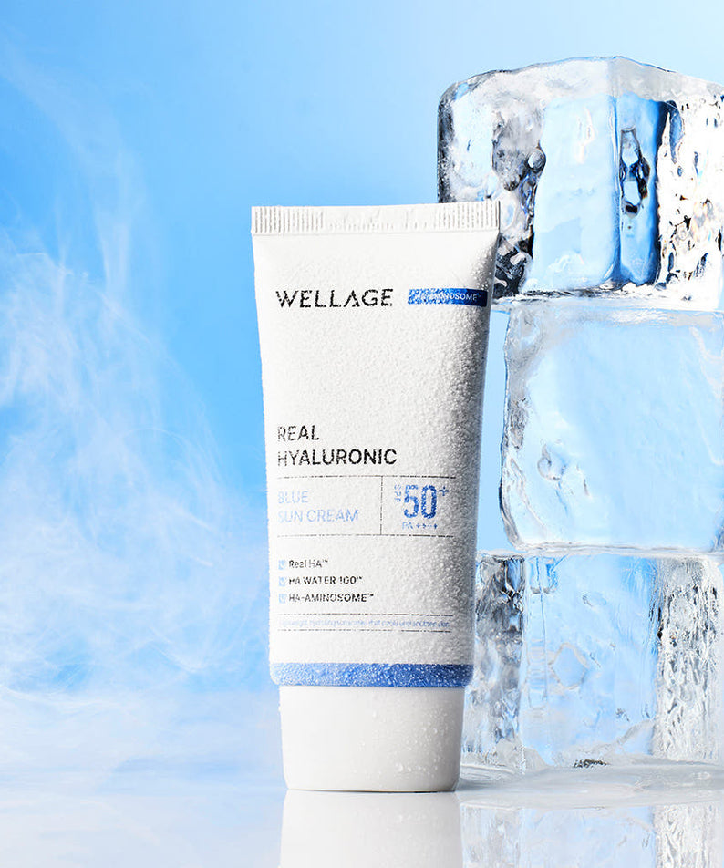 WELLAGE  Real Hyaluronic Blue Sunscreen 50ml, crème solaire hydratante sur fond bleu, bouteille et tube en contexte fraîcheur