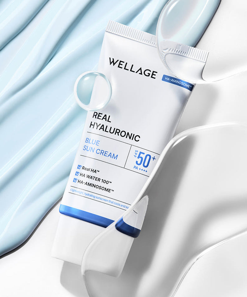 WELLAGE  Real Hyaluronic Blue Sunscreen 50ml : tube sur tissu bleu et blanc, effet hydratant, peau fraîche