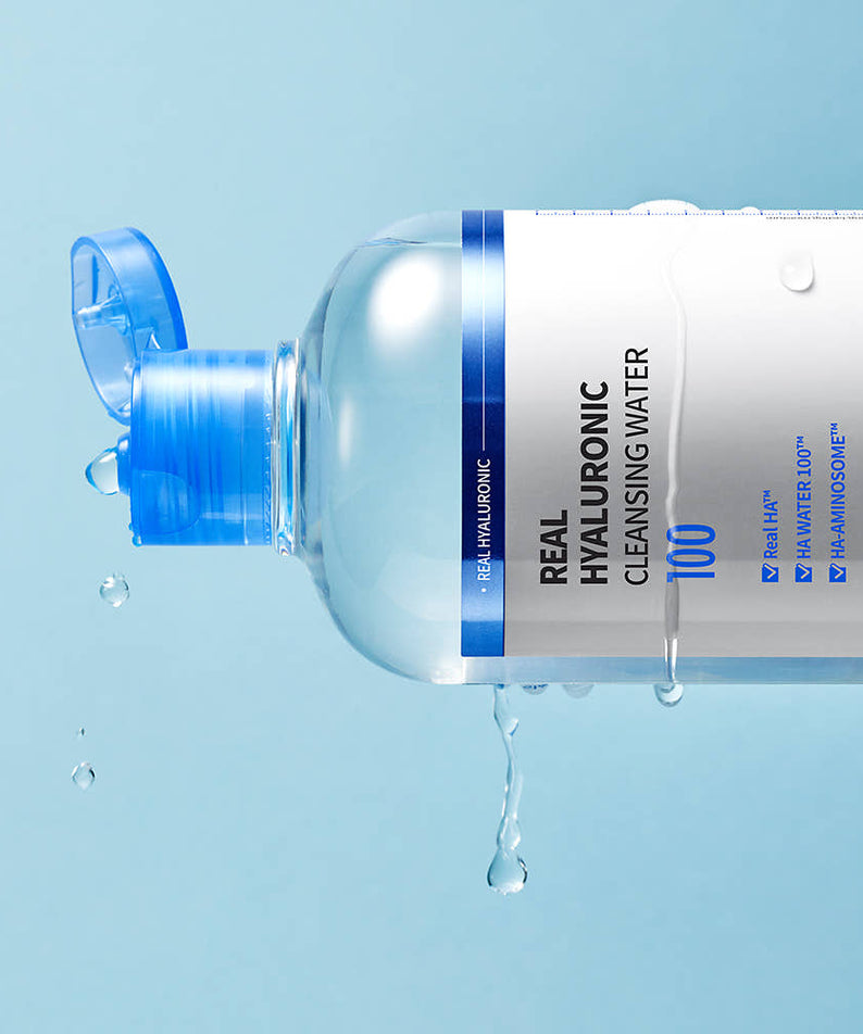 WELLAGE  Real Hyaluronic Cleansing Water 400ml sur fond bleu clair, vue bouteille avec gouttes, marque WELLAGE en gros plan.
