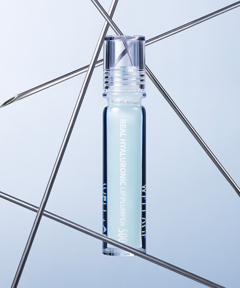 WELLAGE  Real Hyaluronic Lip Plumper 3.8ml de la marque WELLAGE, flacon bleu entre tiges métalliques sur fond clair