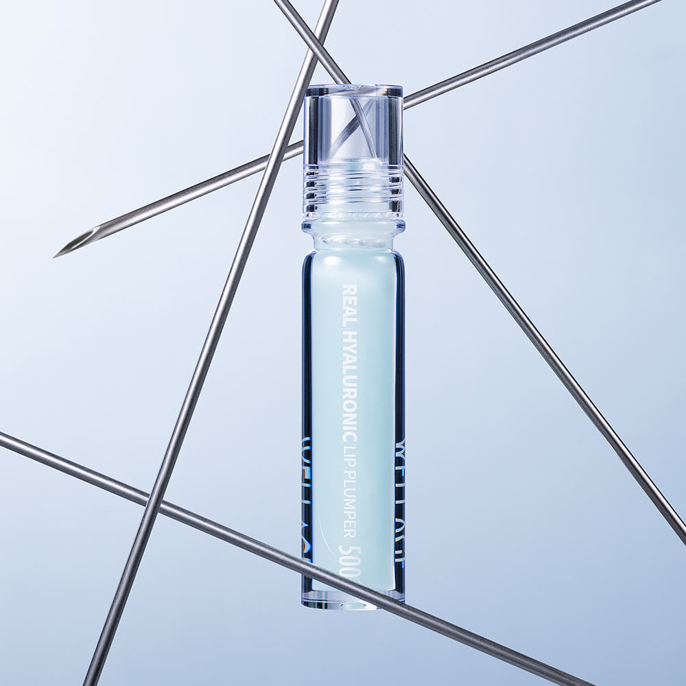 WELLAGE  Real Hyaluronic Lip Plumper 3.8ml de la marque WELLAGE, flacon bleu entre tiges métalliques sur fond clair